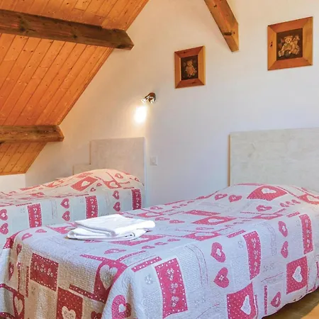 Holiday home 3 Bedroom Awesome In Roisel