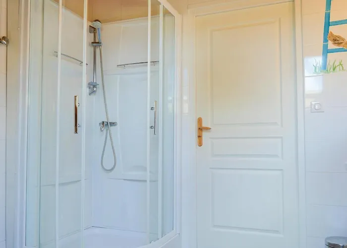 3 Bedroom Awesome In Semesterbostad