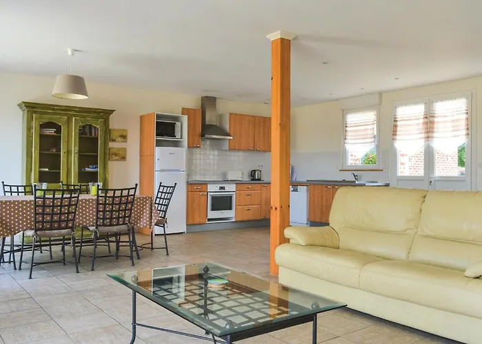 3 Bedroom Awesome In Semesterbostad